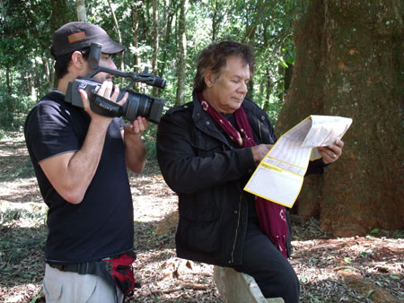 Víctor Heredia durante la filmación del documental «Buscando al Comandante Andresito». © Payé Cine