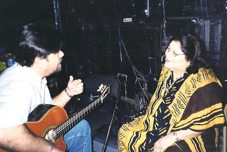 Ricardo Flecha con Mercedes Sosa, una de las participantes en el proyecto «El canto de los Karaí».