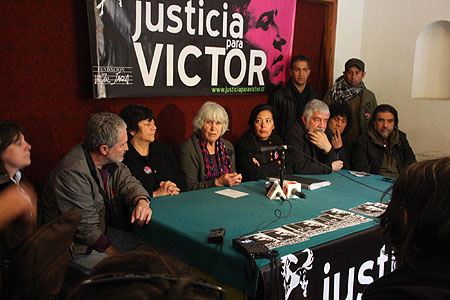 Rueda de prensa de la Fundación Víctor Jara. En el centro Joan Jara y a su izquierda Gloria König, Jorge Coulón de Inti-Illimani y Roberto Márquez de Illapu.