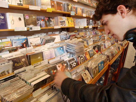 El desembarco del disco compacto en un mercado dominado entonces por los LP’s y casetes había comenzado a gestarse en 1979, cuando la japonesa Sony y la holandesa Philips decidieron colaborar para crear un nuevo soporte que permitiera llevar a los hogares el audio digital. © Getty Images