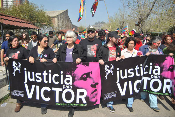 Joan Jara encabezando una manifestación enmarcada en la campaña «Justicia para Víctor». © Miguel Campos