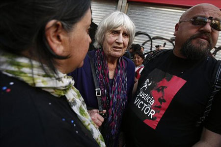 La Viuda de Víctor Jara, Joan Jara, se retira del Museo Casa Colorada donde se otorgará el permiso temporal al Galpón Víctor Jara, que recuerda al cantautor del mismo nombre asesinado por los militares tras el golpe del 11 de septiembre de 1973, este 10 de octubre, en Santiago, Chile. © EFE