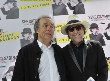 Joan Manuel Serrat y Joaquín Sabina posan el jueves 11 de octubre de 2012, durante una rueda de prensa en el Auditorio Nacional en la Ciudad de México (México).