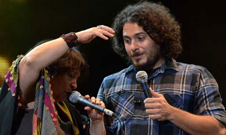 Raly Barrionuevo en el Teatro Coliseo de Buenos Aires. © Télam