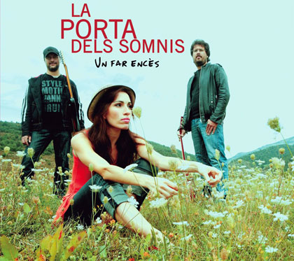 Portada del disco «Un far encès» de La Porta dels Somnis.