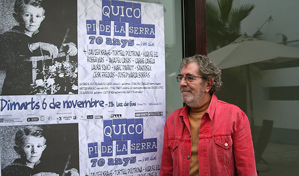 Francesc Pi de la Serra posando junto al cartel del concierto «70 anys i un dia». © Xavier Pintanel