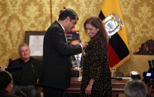 Ana Belén recibe la Orden Nacional al Mérito en el Grado de Oficial de manos del Presidente de la República del Ecuador, Rafael Correa, bajo la atenta mirada de Víctor Manuel. © Miguel Ángel Romero/Presidencia de la República