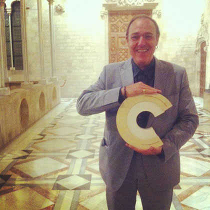 Pere Camps mostrando el Premio Nacional de Música. © BarnaSants