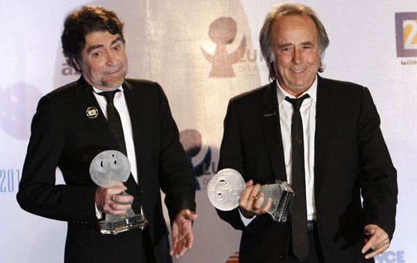 Joan Manuel Serrat y Joaquín Sabina con el premio Lunas del Auditorio en México por su aportación a la música iberoamericana, entregado la noche del pasado 31 de octubre de 2012. © Marco Ugarte/AP