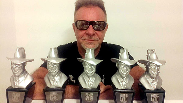 León Gieco con los cinco premios Gardel obtenidos ayer. © EMI