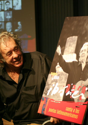 Paco Ibáñez en la presentación de «Canta a los poetas latinoamericanos» en Barcelona. © Xavier Pintanel