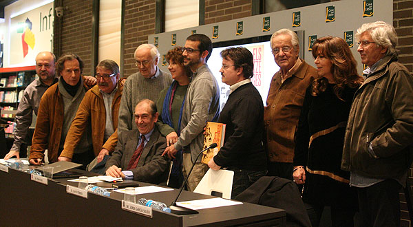 Presentación del libro «Els Setze Jutges. Crònica tendra i irònica d’un país». De izquierda a derecha: Fermí Puig, Rafael Subirachs, Martí Llauradó, Josep Maria Espinàs, Maria Amèlia Pedrerol, David Ferrer, Joan Manuel Escrihuela, Lluís Serrahima, Maria del Mar Bonet y Joan Ramon Bonet. Sentado: Josep Porter. © Xavier Pintanel