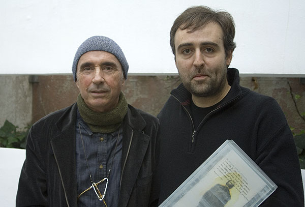 Lluís Llach con el vencedor de la quinta edición del Premio Miquel Martí i Pol, Roger Mas, mostrando la escultura de Josep Bofill. © Xavier Pintanel