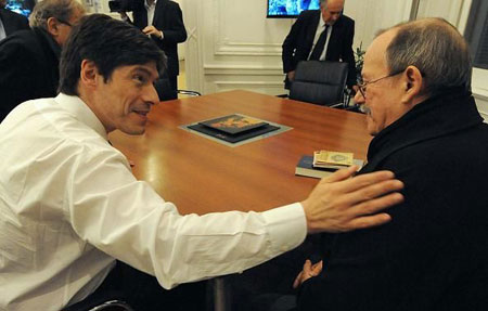 El jefe de Gabinete, Juan Manuel Abal Medina, se reunió con el trovador cubano Silvio Rodríguez, quien se encuentra en Argentina en el marco de una gira que comienza este viernes en la Ciudad de Buenos Aires, y continúa en Santa Fe y Santiago de Chile. © Jefatura de Gabinete/Presidencia de la Nación