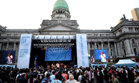 Artistas argentinos celebraron la creación del Instituto de la Música con un festival frente al Congreso.