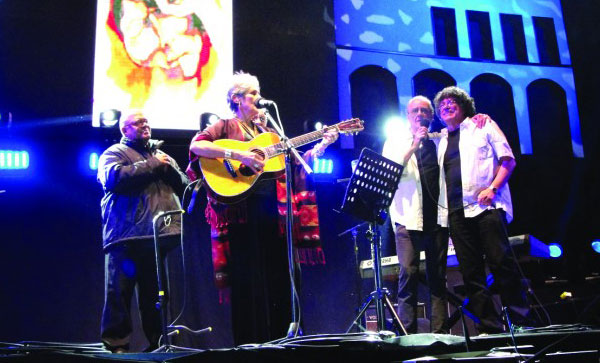 Joan Báez invitó a Pablo Milanés, Luis Eduardo Aute, León Gieco y Piero a cantar.