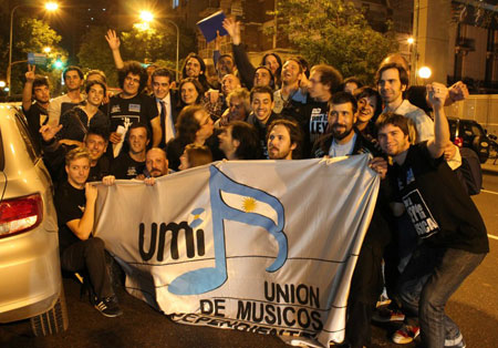 Músicos de UMI y FA-MI festejando con el diputado Eric Calcagno luego de la sesión en la que se aprobó el texto de Ley Nacional de la Música. © Ivan Solomonoff