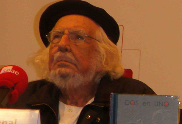 Ernesto Cardenal durante la presentación del libro-disco «Dos en uno» en la Sala Manuel de Falla de la SGAE.