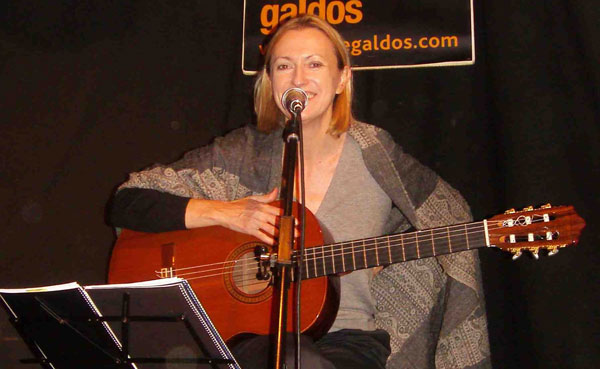 Inés Fonseca cantado a Ernesto Cardenal en el Café Galdós de Madrid.