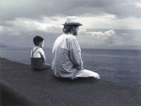 Los dos Autes (el niño y el adulto) mirando el mar.