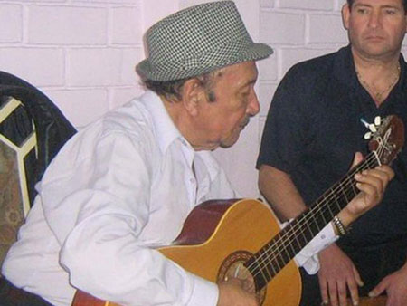 Genaro Ganoza, segunda guitarra, compositor y fundador del trío peruano de música criolla Los Kipus.