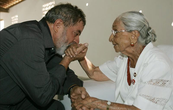 Fotografía del 21 de marzo de 2006 que muestra al expresidente brasileño Luiz Inácio Lula da Silva saludando a Claudionor Viana Teles Velloso, conocida como «doña Canó» y madre de los músicos brasileños Caetano Veloso y Maria Bethania. © EFE/Ricardo Stuckert