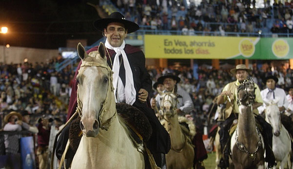 El Chaqueño Palavecino ingresando al predio a caballo. © Paul Amiune