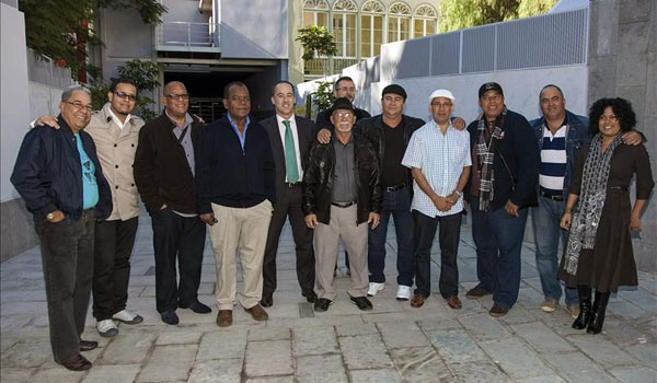 Los componentes del Grupo Compay Segundo y el consejero de Cultura del Cabildo de Gran Canaria, Larry Álvarez (el quinto por la izquierda), posan juntos antes de iniciarse la rueda de prensa ofrecida hoy en el Teatro Cuyas de la capital grancanaria. © EFE