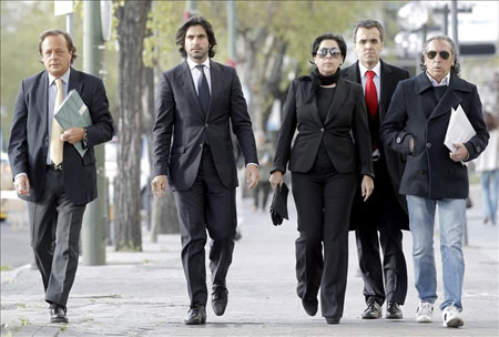 De izquierda a derecha, Ignacio Gordillo, abogado de la familia de Enrique Morente, el torero Javier Conde (yerno del cantaor); la viuda de Morente, Aurora Carbonell y el hermano de esta, Pepe Carbonell «Montoyita», a su llegada al Juzgado de Instrucción 52 de Madrid. La bailaora sostiene que hubo una presunta negligencia médica. © EFE