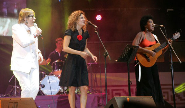 Teresa Parodi, Ana Prada y Yusa anoche en la cuarta luna de Cosquín. © Paul Amiune