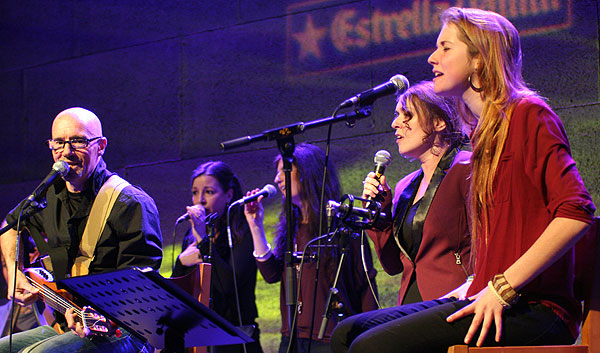 Final de fiesta. De izquierda a derecha: Enric Hernàez, Cris Fernández, Mercè Serramalera, Muriel Batbie-Castells y Alidé Sans. © Xavier Pintanel