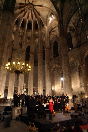 Marina Rossell y la Coral Sant Jordi en la Basílica de Santa María del Mar. © Martí Escuder