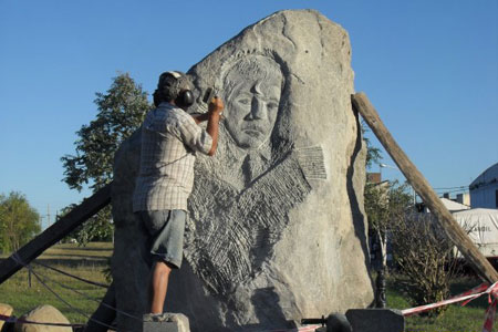 Eduardo Rodríguez Del Pino trabajando en la escultura en homenaje a Alfredo Zitarrosa.