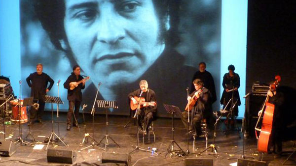 El Quilapayún-Carrasco el 24 de febrero de 2013 en Berlín (Alemania) formado por Hugo Lagos, Carlos Quezada, Guillermo García, Hernán Gómez, Sebastián Quezada, Alfonso Pacín y Romain Lecuyer. © DW/C Machhaus.jpg