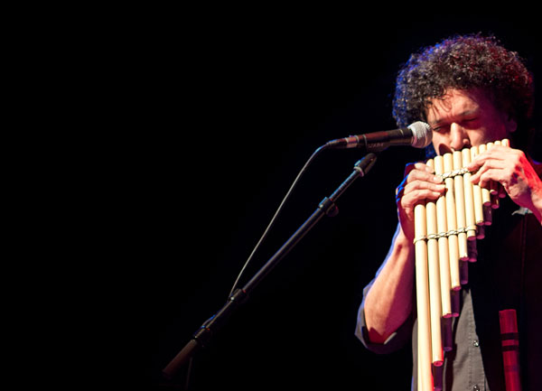 José Miguel Márquez con la zampoña. © Anna Roskozni