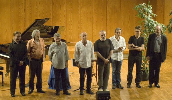 Joan Isaac con algunos de los pianistas que participaron en «Piano, piano» y que también lo harán en el concierto del próximo sábado. De izquierda a derecha: Conrad Setó, Francesc Burrull, Manel Camp, Joan Isaac, Lluís Vidal, Xavier Ibáñez, Jordi Badia y Jordi Vilaprinyó. © Xavier Pintanel