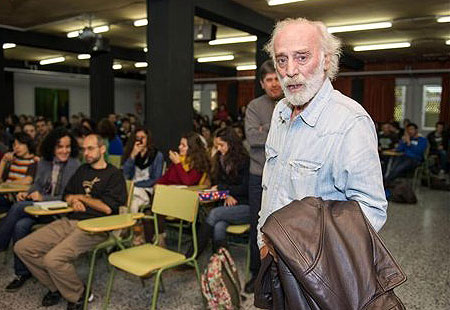 El cantautor Javier Krahe, a su llegada al IES Al-Qázeres en Cáceres, donde ha participado en una charla con alumnos dentro del Aula de Cultura «Jose María Valverde» que organiza la Asociación de Escritores Extremeños. © EFE