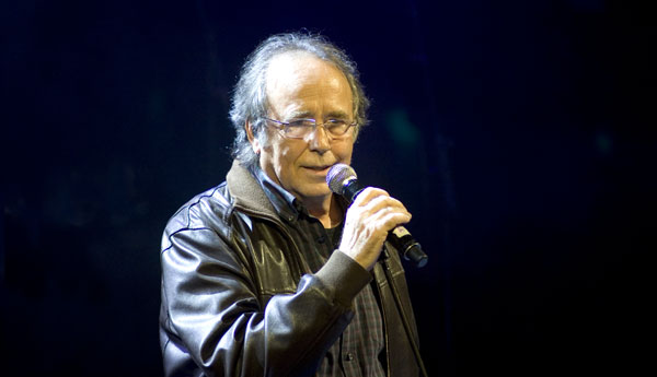 Joan Manuel Serrat cantando «Cada dia» en el Concierto-Homenaje a Tony Ronald. © Xavier Pintanel