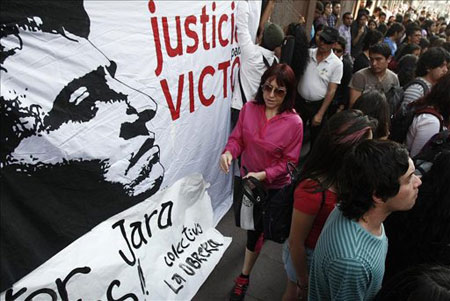 Manifestantes se congregan en memoria de Víctor Jara en santiago de Chile. © EFE