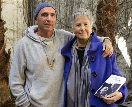 Lluís Llach posa con la esposa del poeta Miquel Martí i Pol, Montse Sans, durante la presentación de su segundo libro, «Estimat Miquel».