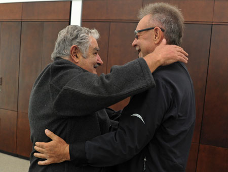 El Presidente del Uruguay Pepe Mujica abraza a León Gieco en el encuentro del pasado viernes. © Presidencia del Uruguay