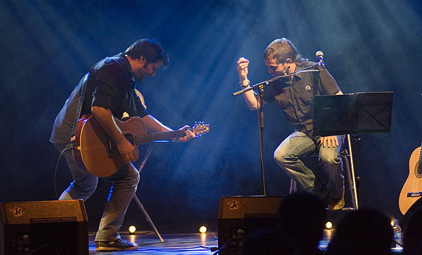 Miquel Abras y Cesk Freixas presentaron «Cançons de nosaltres i el món». © Xavier Pintanel