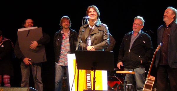 Sílvia Comes recibe el premio BarnaSants al mejor concierto por su espectáculo «Fuertes». © Imma Hernández