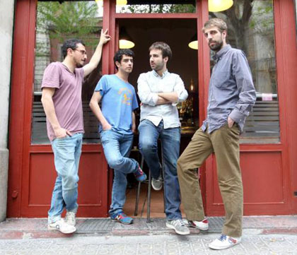 Los componentes del grupo Manel, Arnau Vallvé, Roger Padilla, Martí Maymó y Guillem Gisbert, posan durante la entrevista que han mantenido con Efe con motivo de la publicación de de su último disco, «Atletes, baixin de l