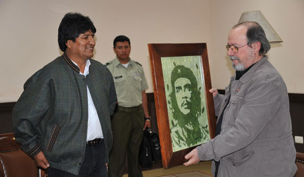 El Presidente de Bolivia Evo Morales le entrega a Silvio Rodríguez en el hotel Casa Blanca de Santa Cruz un retrato del Che hecho con hojas de coca, obra del artista paceño Gastón Ugalde. © Presidencia del Estado Plurinacional de Bolivia