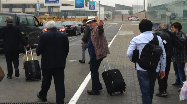 Silvio Rodríguez a su llegada al aeropuerto internacional Jorge Chávez en Lima. © Foronda Brand