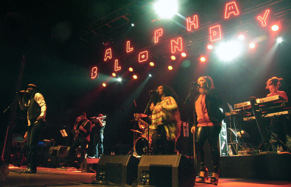 Alpha Blondy y su banda. © Manel Gausachs