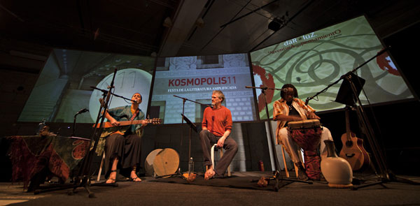 Marta Gómez, Nicolás Buenaventura y Souleymane Mbodj en la presentación del espectáculo «Dar a luz» que dieron en Barcelona en marzo de 2011 © CCCB/Carlos Cazurro