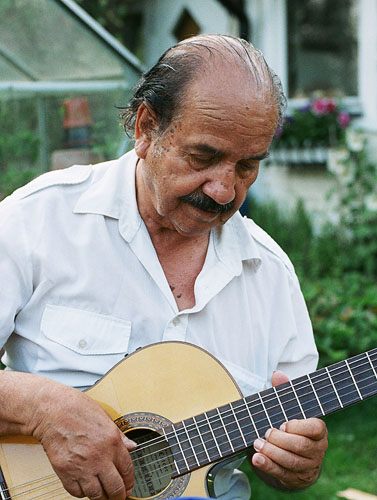 Don Lautaro Parra en su cabaña de Hemfosa (2007) © Hannes Salo