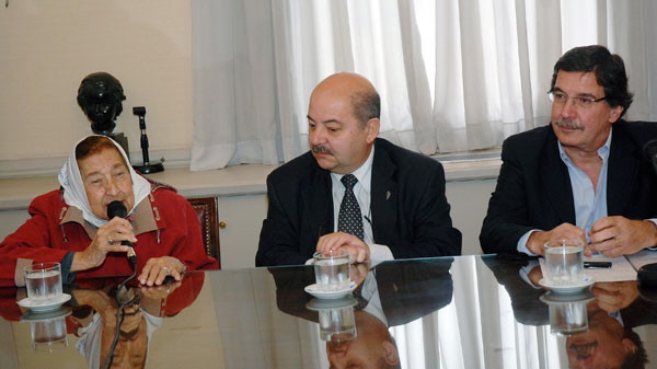 De izquierda a derecha: Marta Vázquez, titular de la Asociación Madres Plaza de Mayo-Línea Fundadora; Fernando Tauber, rector de la Universidad Nacional de La Plata; y Alberto Sileoni, ministro de Educación argentino. © Ministerio de Educación. Presidencia de la Nación.